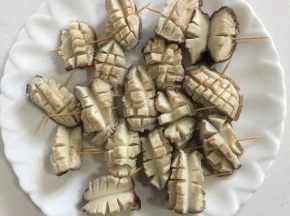 依次把所有的香菇处理完。