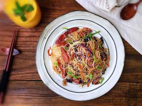 出锅时，撒一点香葱段，一盘满满维生素及腊肠香味与海米鲜美的炒米粉就好了。