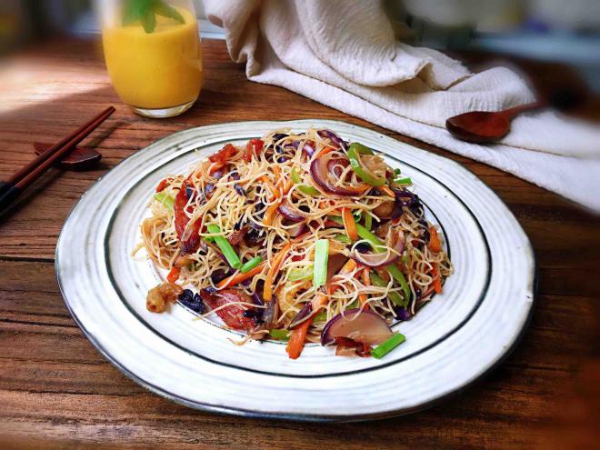 腊肠海米杂蔬炒米粉