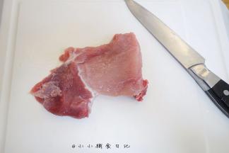 猪肉洗净切切掉筋膜备用
