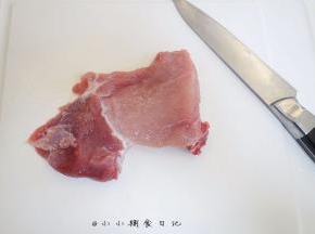 猪肉洗净切切掉筋膜备用
