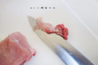 垂直纹路的方向切片，把纤维切短一点后面好打泥