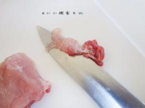 垂直纹路的方向切片，把纤维切短一点后面好打泥