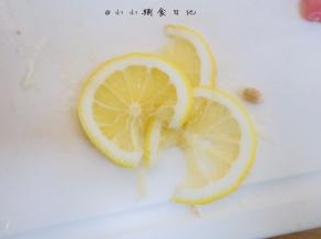 柠檬切片备用 也可以用姜片