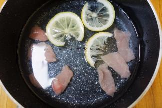 将猪肉加一点点水加入柠檬浸泡15-30分钟，如果是刮的肉就用一个密的漏勺直接筛出来就可以