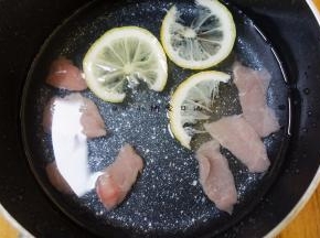 将猪肉加一点点水加入柠檬浸泡15-30分钟，如果是刮的肉就用一个密的漏勺直接筛出来就可以