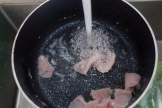 肉加入冷水