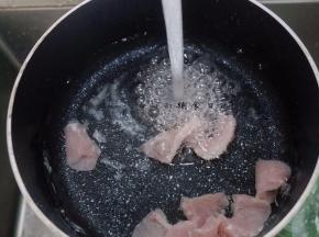 肉加入冷水