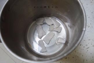 将肉捞出来，加一些水