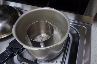 放在高压锅也放一些水，隔水用高压锅上汽后中小火炖20-30分钟 将肉炖烂