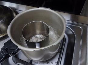 放在高压锅也放一些水，隔水用高压锅上汽后中小火炖20-30分钟 将肉炖烂