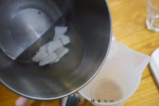 连汤带肉加入料理机里，你也可以适当加一点点油让猪肉泥吃起来更顺滑一点