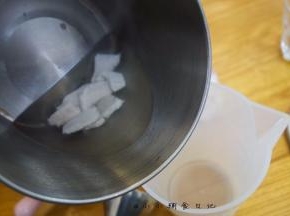 连汤带肉加入料理机里，你也可以适当加一点点油让猪肉泥吃起来更顺滑一点