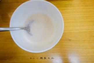猪肉泥打好以后加入适量米粉搅拌均匀即可
