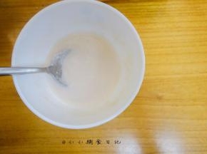 猪肉泥打好以后加入适量米粉搅拌均匀即可