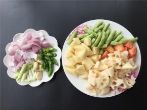 将各种配菜切成如图所示。