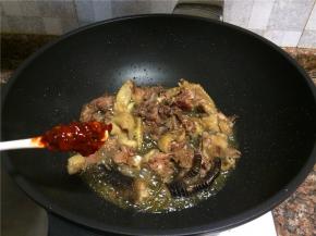 放入豆瓣酱翻炒30秒。