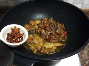 放入八角和花椒翻炒20秒。