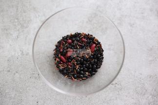 准备好食材，通通放入大碗内。