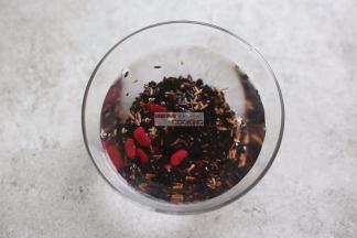 加入清水清洗1遍沥干水份，黑米洗出来水的颜色是黑色的，不需要洗太多次，以免营养流失。