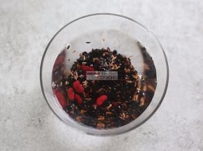 加入清水清洗1遍沥干水份，黑米洗出来水的颜色是黑色的，不需要洗太多次，以免营养流失。