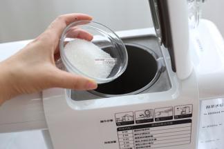 倒入冰糖或者细砂糖，也可以煮出来后再加，看个人喜好。