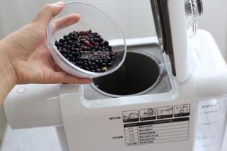 把食材放入九阳K61破壁豆浆机机桶内，储水箱注满水。