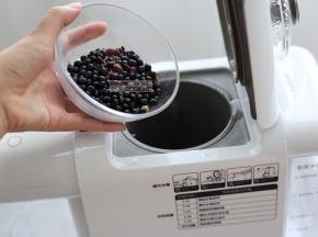 把食材放入九阳K61破壁豆浆机机桶内，储水箱注满水。