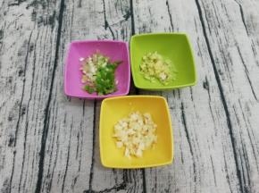 葱姜蒜切成小粒