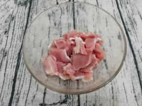 里脊肉洗干净切成厚一点的片