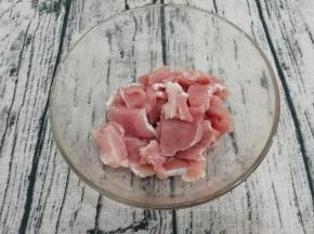 里脊肉洗干净切成厚一点的片