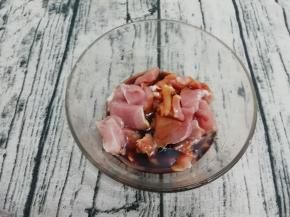 然后倒入油和生抽