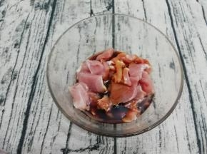 然后倒入油和生抽