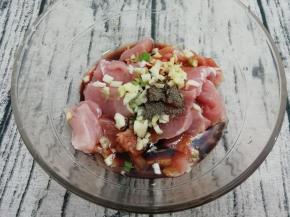 再把一半的葱姜蒜倒入碗中