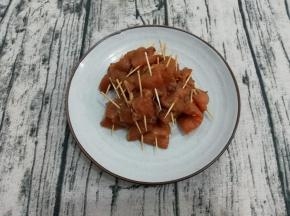 腌制好了又用牙签穿上