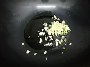 另起一个锅加入适量的油，然后把葱姜蒜放入锅中