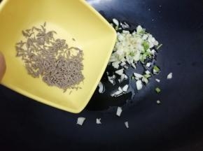 再把孜然放入锅中