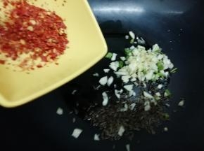 把辣椒面放入锅中翻炒出香辣味