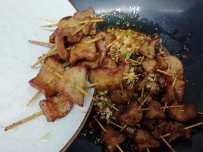 再把炸好的牙签肉放入锅中翻炒片刻