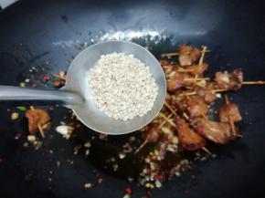 最后加入熟白芝麻翻炒均匀