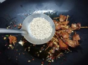 最后加入熟白芝麻翻炒均匀