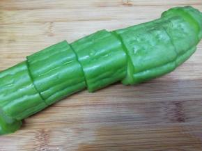 苦瓜洗干净把两头切掉，在切成适当的段