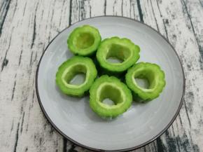 用小勺把里边的籽和囊挖出