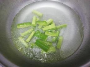 汤锅里加入水大火烧开，然后把苦瓜放入锅中焯水一分钟