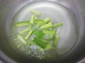 汤锅里加入水大火烧开，然后把苦瓜放入锅中焯水一分钟