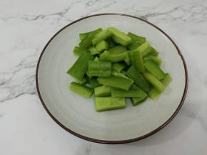 焯好水的苦瓜捞出