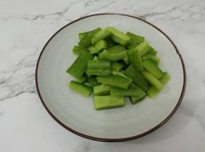 焯好水的苦瓜捞出
