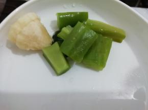 把苦瓜和香蕉放在原汁机的进口处