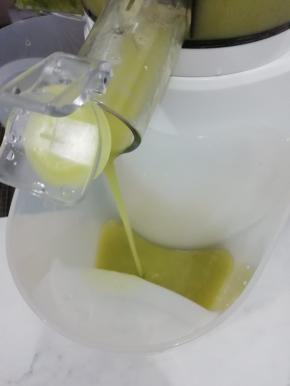 把出汁囗打开，让果汁流出