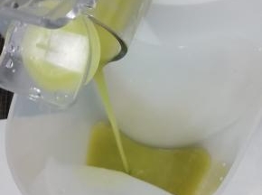 把出汁囗打开，让果汁流出